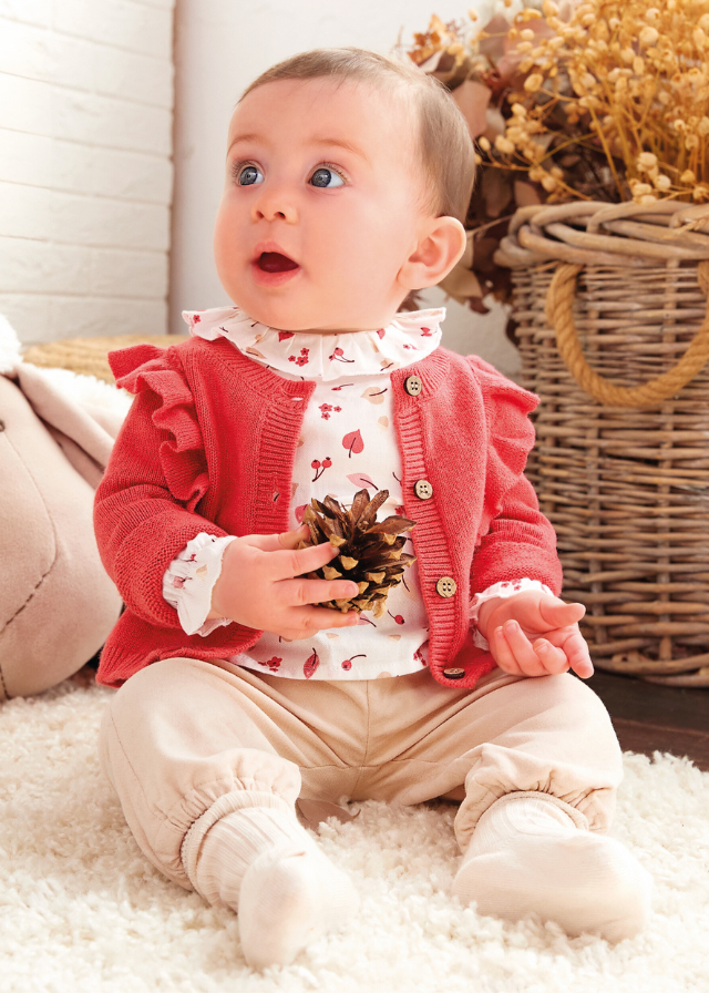 Cardigan Tricotat pentru Fetite, Rosu Corai cu Volane pe Umeri 7713 Minibanda - Camera Bebelusului