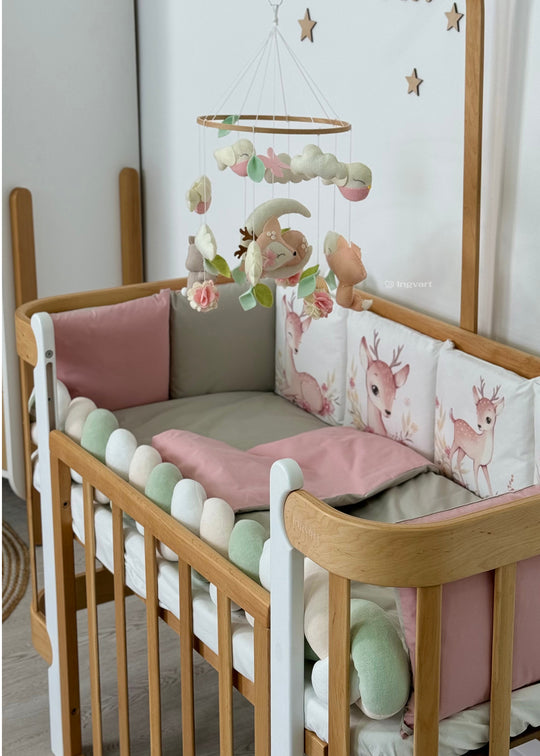 Set Protectii si Lenjerie Patut 7 Piese verde cu roz Caprioare Cute Dear Ingvart