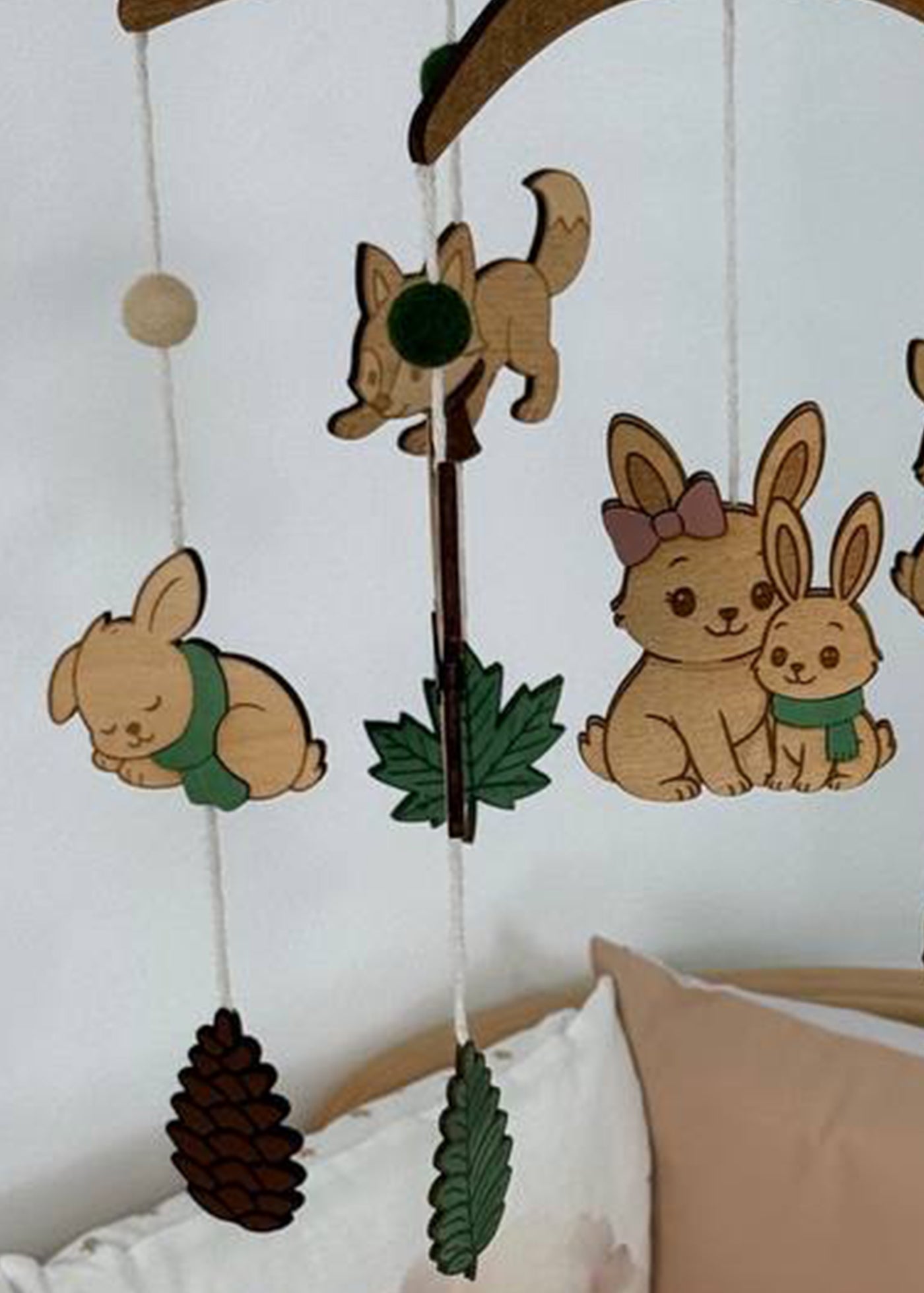 Carusel HandMade Muzical pentru Patut din Lemn cu Vulpite si Iepurasi Ingvart