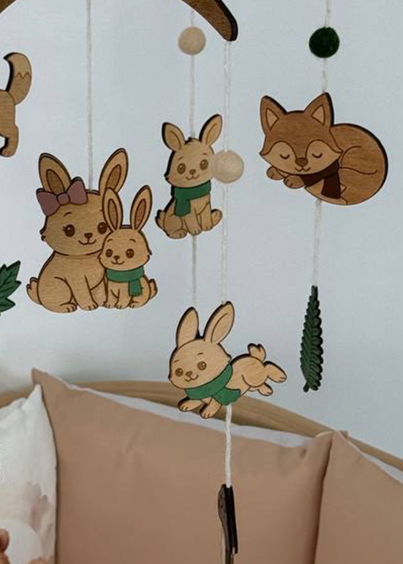 Carusel HandMade Muzical pentru Patut din Lemn cu Vulpite si Iepurasi Ingvart