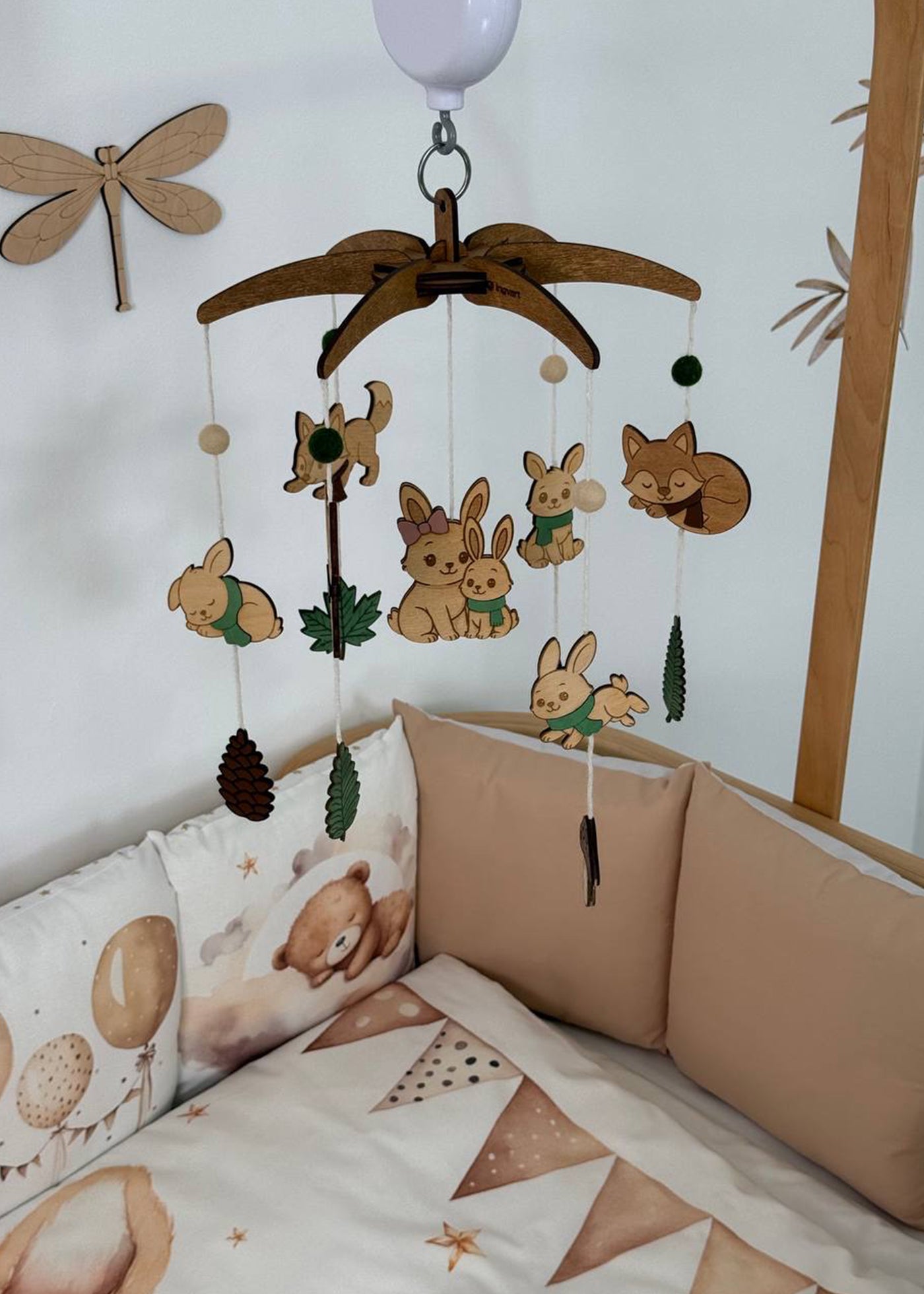 Carusel HandMade Muzical pentru Patut din Lemn cu Vulpite si Iepurasi Ingvart