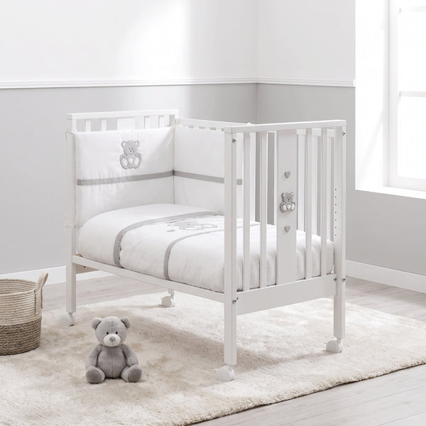 Pătuț co-sleeper Mini Charly Alb & Gri Erbesi, în camera bebelușului
