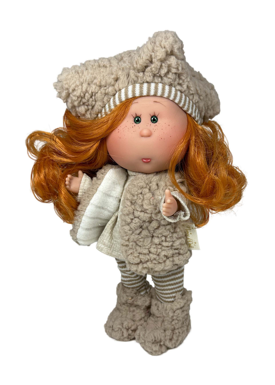 Papusa Parfumata Mia Forest Roscata, Corp Vinil cu Caciula Vesta si Botosei din Blanita Bej – 30 cm – 3156 – Nines