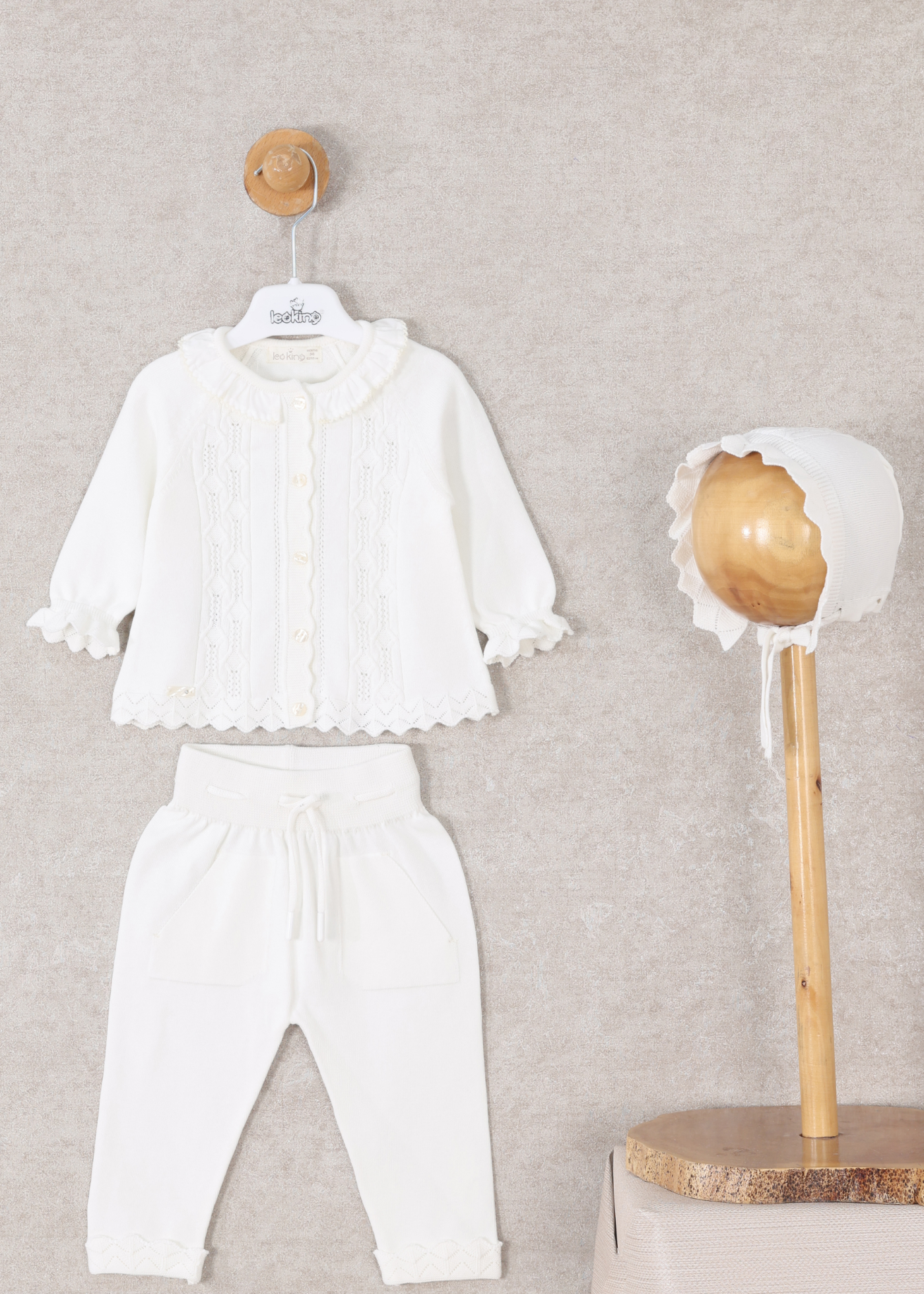 Set 3 Piese Tricotat Alb Cardigan, Pantaloni Lungi si Caciula 8542 Leo King