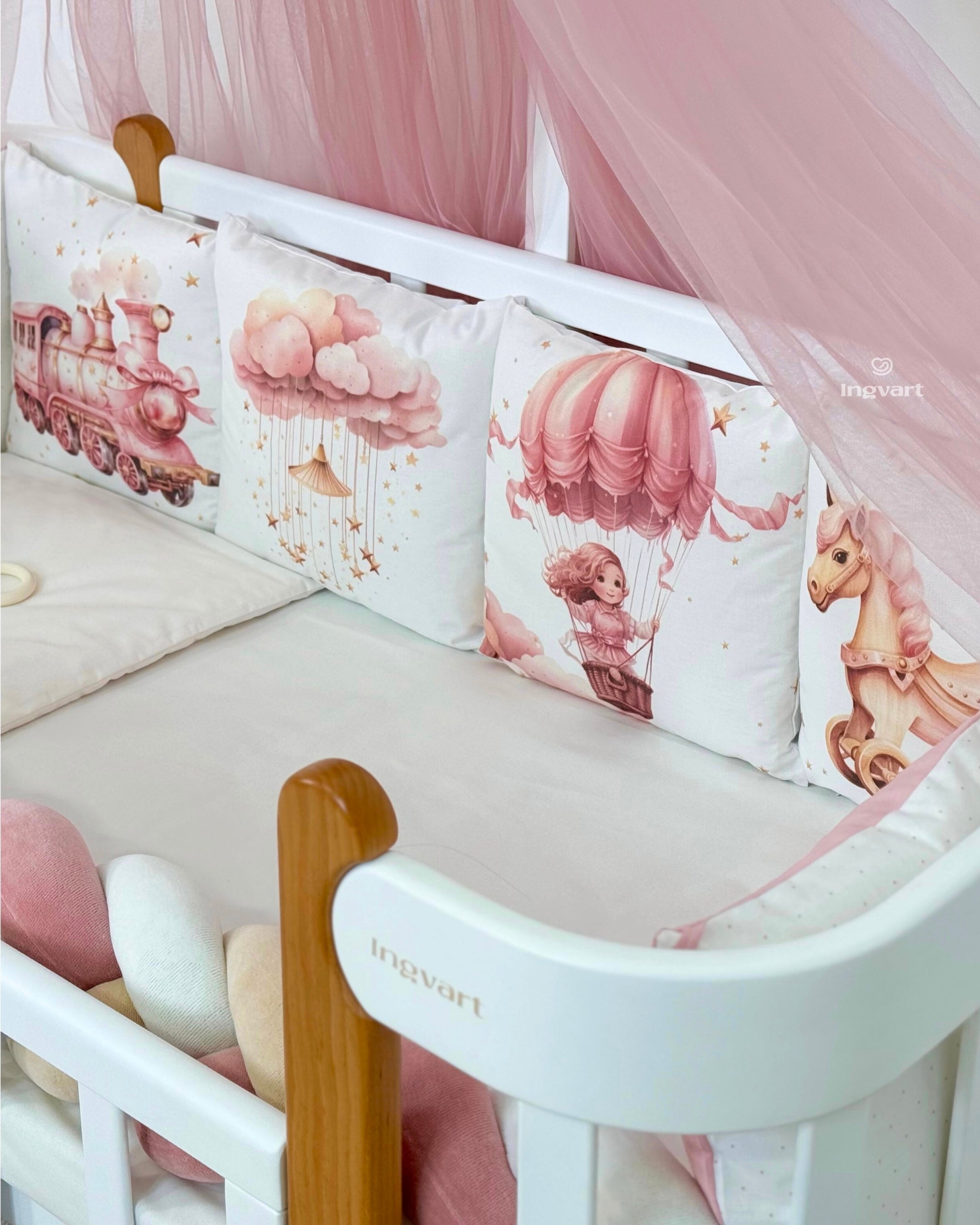 Set protectie pat si lenjerie patut 7 piese alba cu fetita in balon si norisori