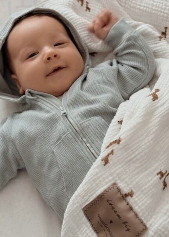 Paturica Muselina Alba cu Imprimeu Girafe 120x120 cm – 2020-6006 – Dada&Rocco