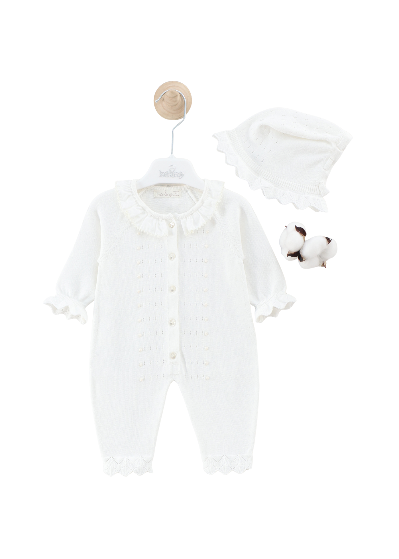 Set 2 Piese Salopeta Alba Tricotata Lunga si Caciula 7441 Leo King