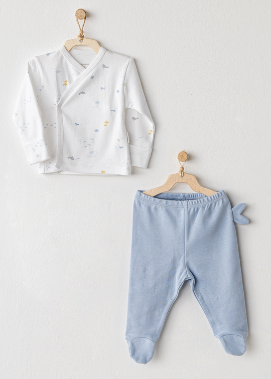 Set 2 Piese Bluza cu Capse si Pantaloni Lungi Alb cu Bleu cu Pesti AC25609 Andywawa