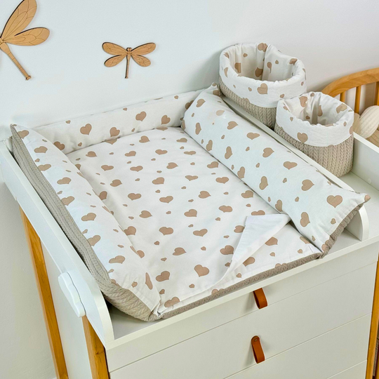 Salteluta Infasat Alba cu Imprimeu Inimioare Bej pentru Cabinet Scandi Ingvart