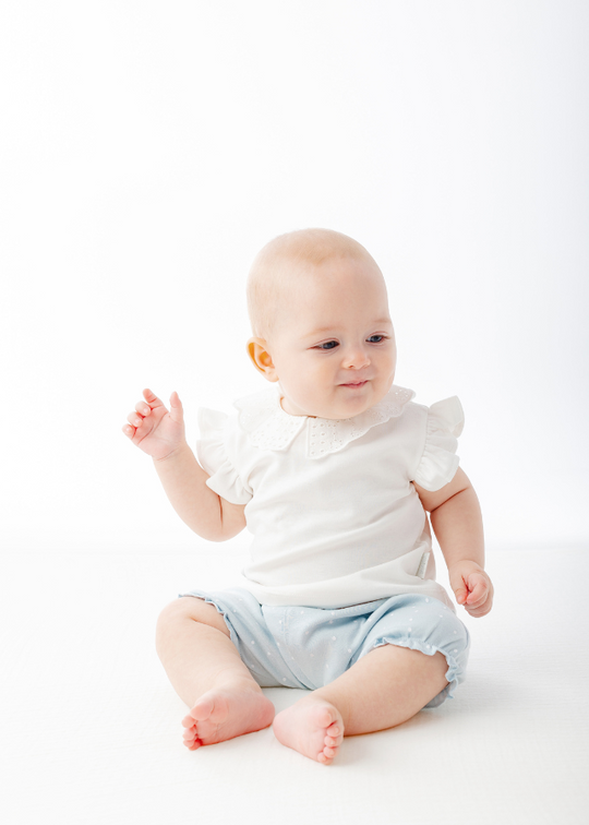 Set 2 Piese Tricou Alb cu Guler Broderie Sparta si Pantaloni Scurti Bleu cu Buline AC25630 Andywawa