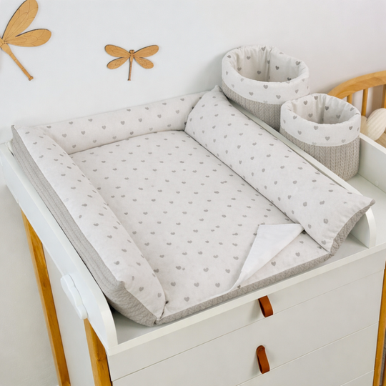 Salteluta Infasat Alba cu Imprimeu Inimioare Mici Gri pentru Cabinet Scandi Ingvart