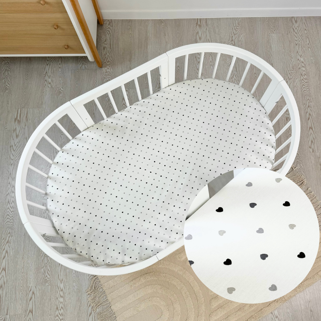 Cearceaf Alb cu Inimioare Mici Gri pentru Patut Oval Smart 72x120 cm
