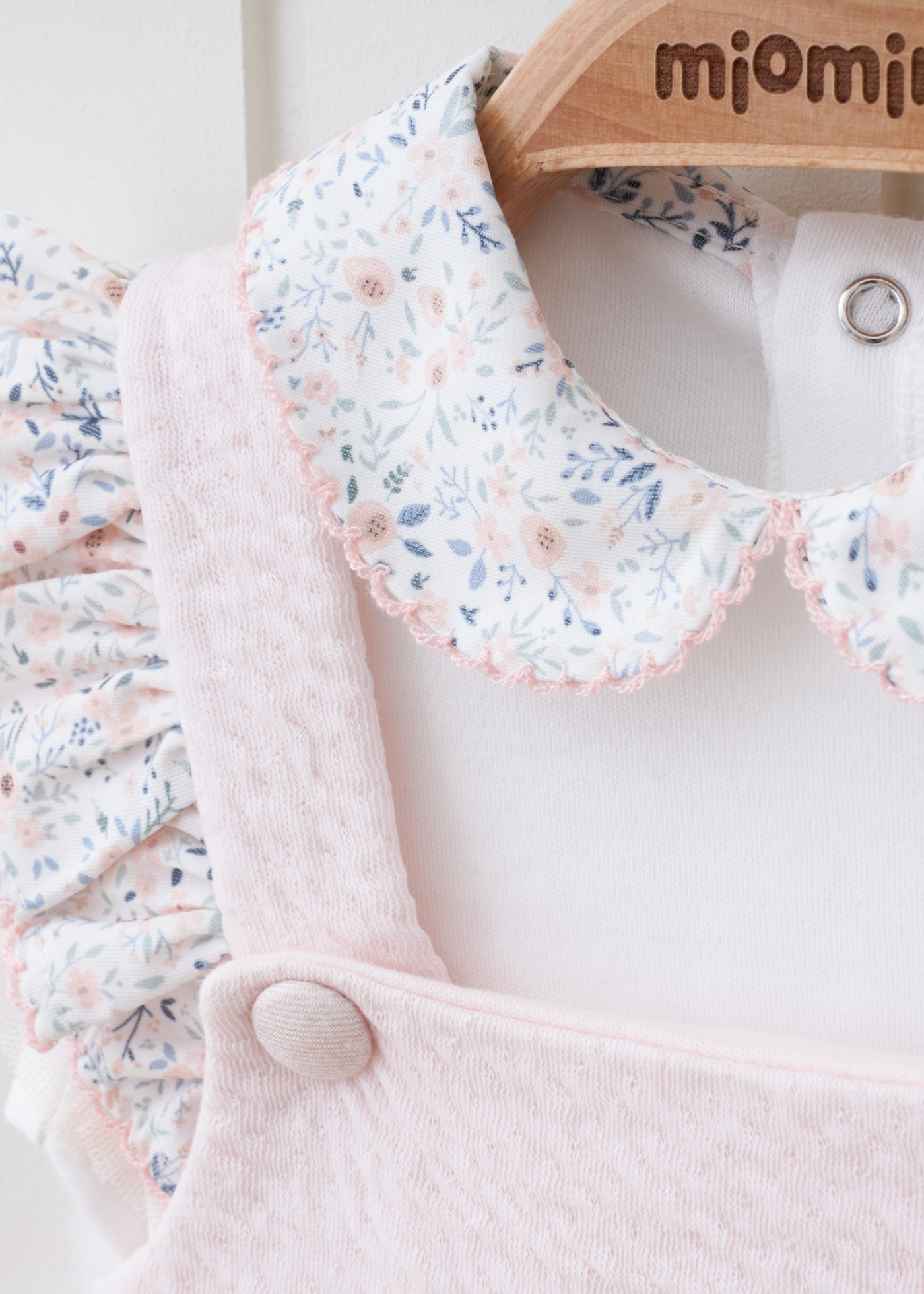 Set 2 Piese Salopeta Lunga Roz si Bluza Crem cu Guler Flori 5437 MyMio