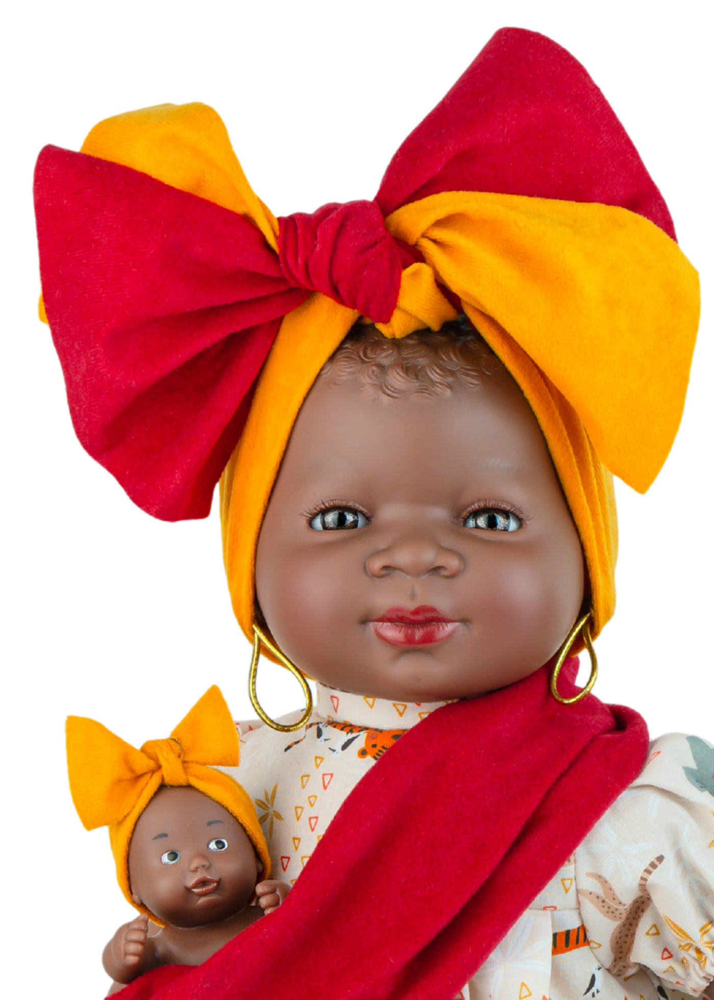 Papusa Parfumata Negresa Kenia Jungle, Corp Moale cu Rochita Alba Imprimeu Animale si Bebelus in Marsupiu 2036 - Marina&Pau