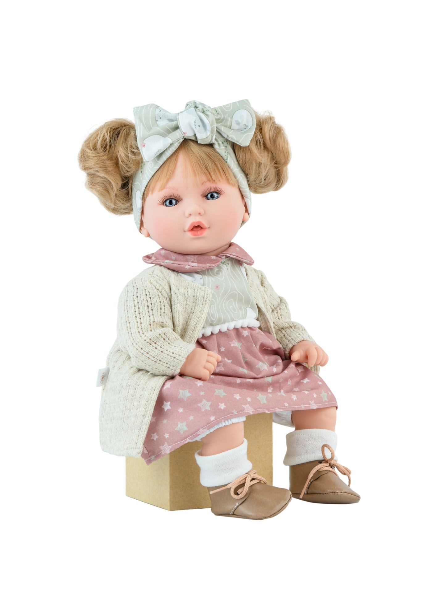 Papusa Parfumata Petite Winter, Corp Moale cu Mecanism, Fetita cu Rochita Roz Pudra cu Imprimeu si Jacheta Crem 493 – Marina&Pau