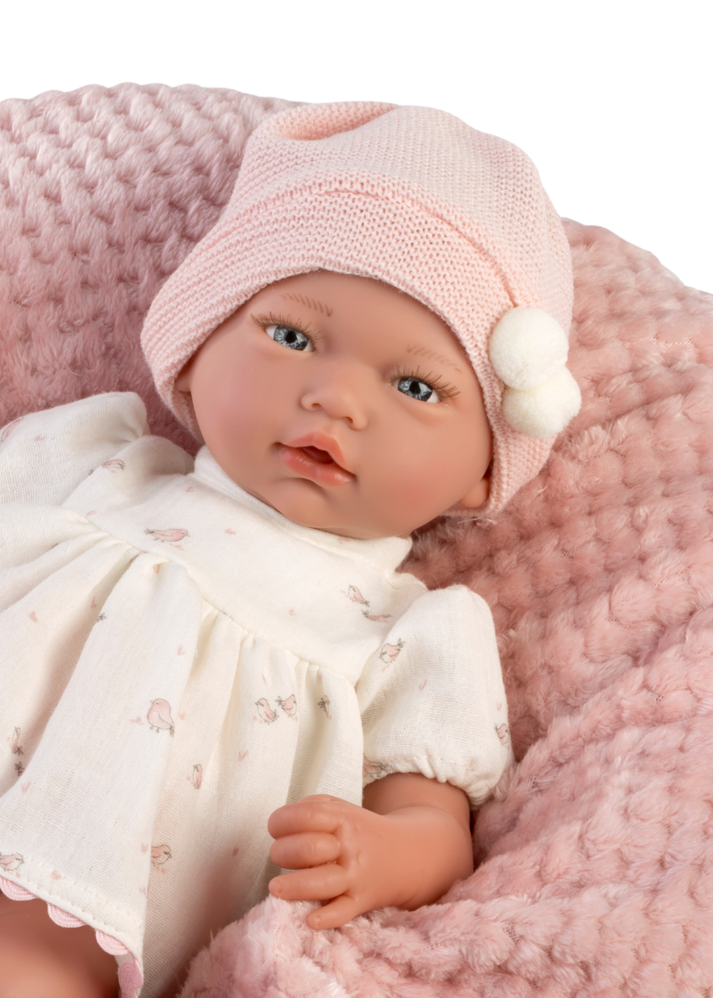 Papusa Norma, 38 cm, Fara Par, Corp Vinil+Textil cu Rochie Alba si Paturica Alb-Roz 893 Guca Munecas