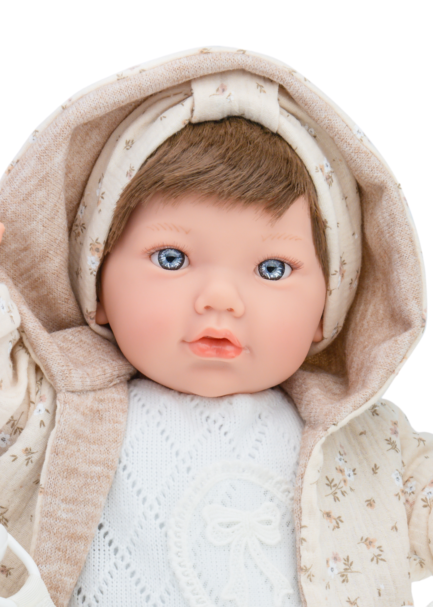 Reborn Alina Mouselline 45 cm, Corp Moale si Par Natural cu Salopeta Tricotata Alba si Jacheta cu Gluga Bej 3001 – Marina&Pau