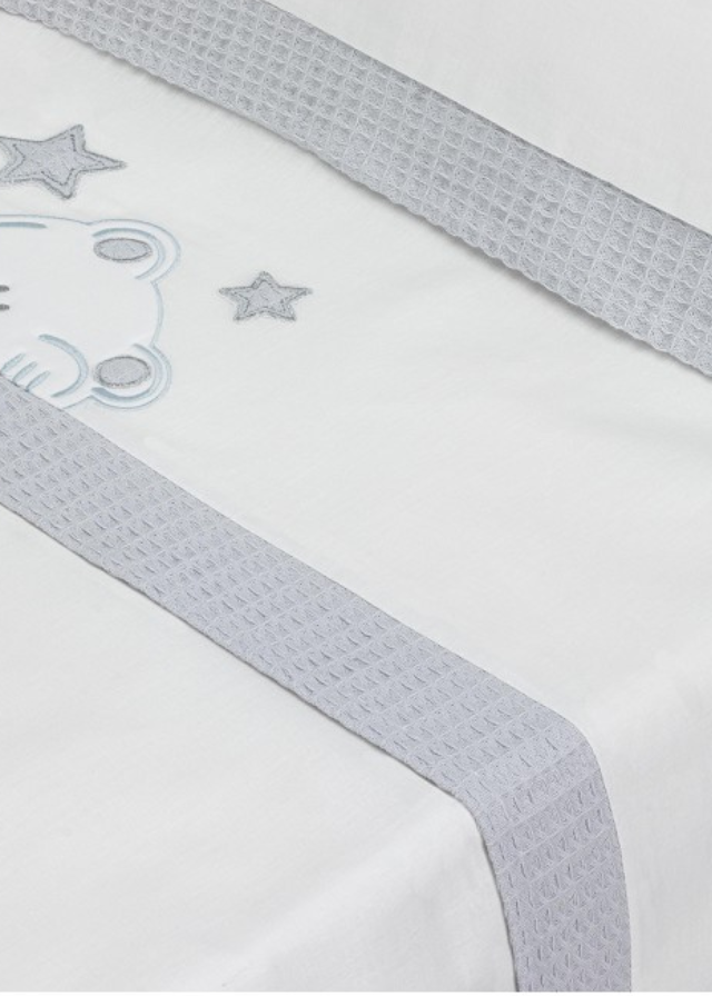 Set Lenjerie Patut 3 Piese Alb-Gri cu Ursulet si Stelute D3185-18 Interbaby