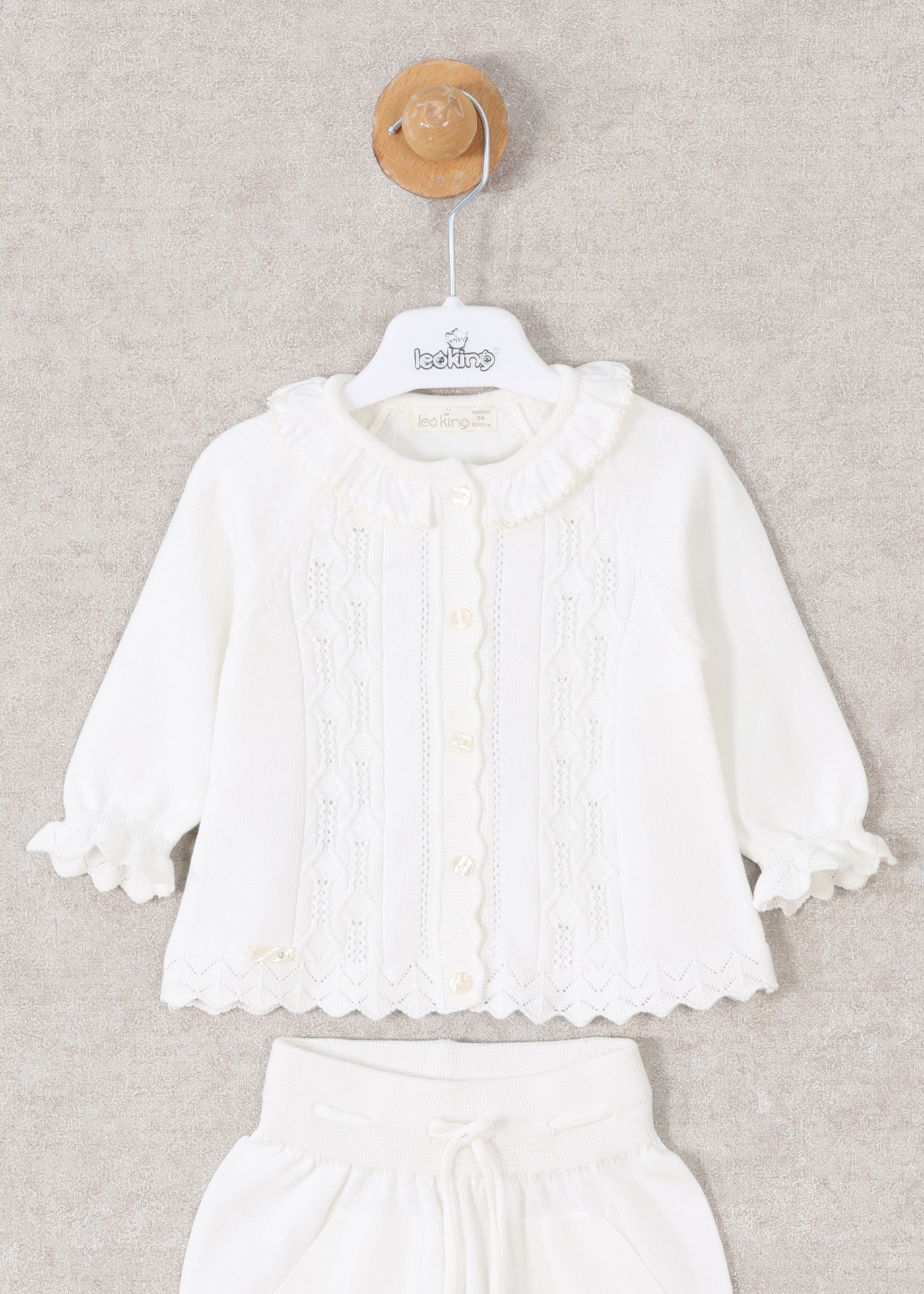 Set 3 Piese Tricotat Alb Cardigan, Pantaloni Lungi si Caciula 8542 Leo King