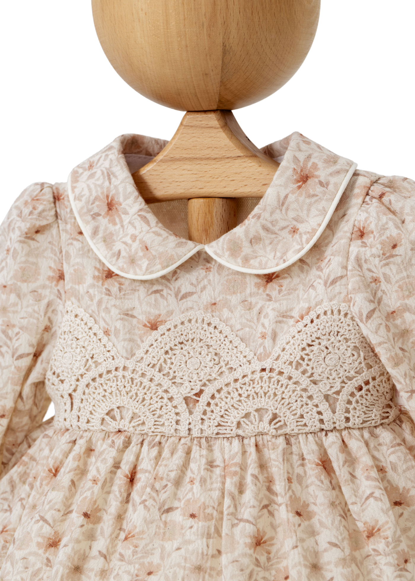 Rochie Bej din Muselina cu Maneca Lunga Imprimeu Flori Roz Pudra si Dantela Crosetata in Talie 4419 MyMio