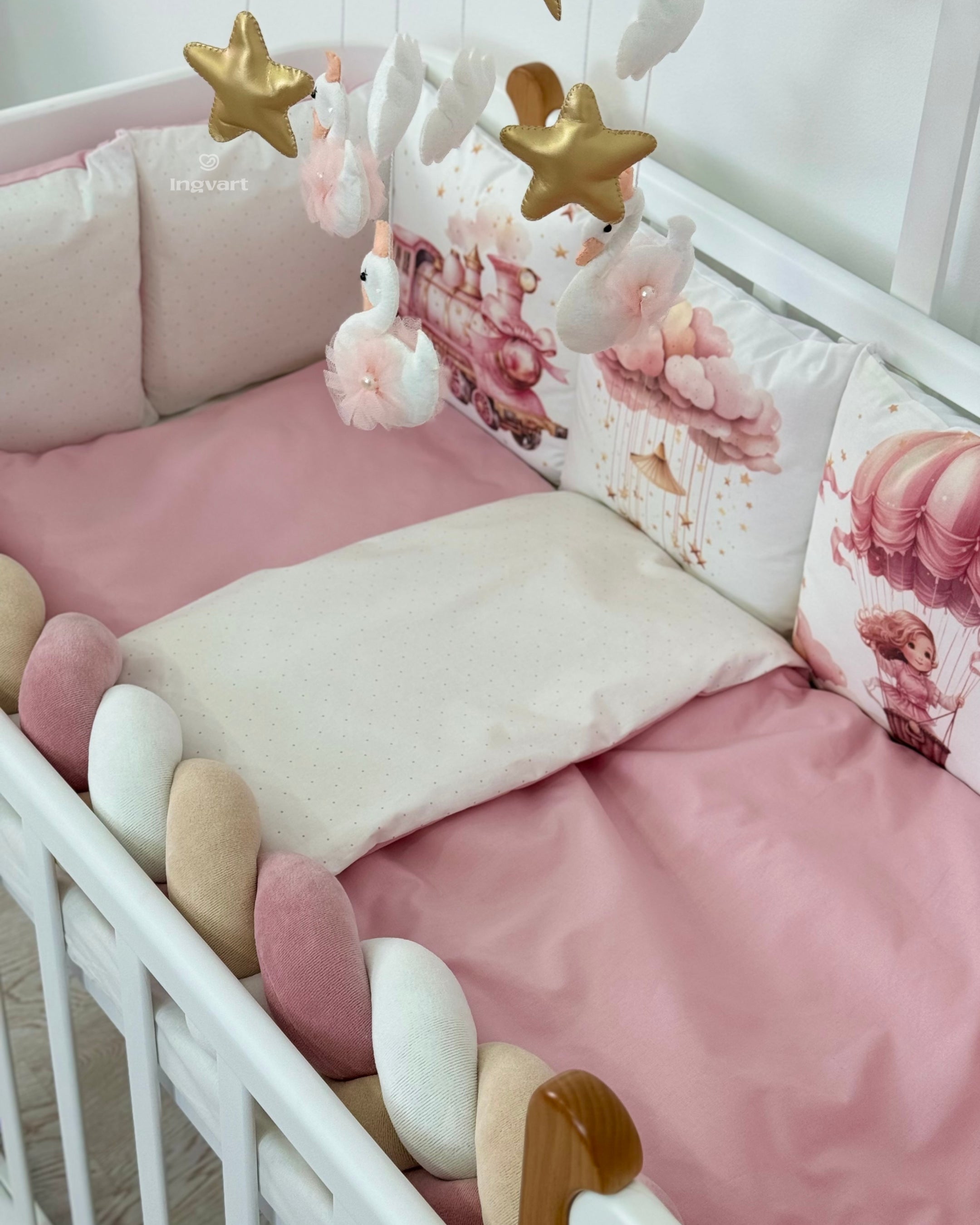 Set protectie pat si lenjerie patut 7 piese alba cu fetita in balon si norisori