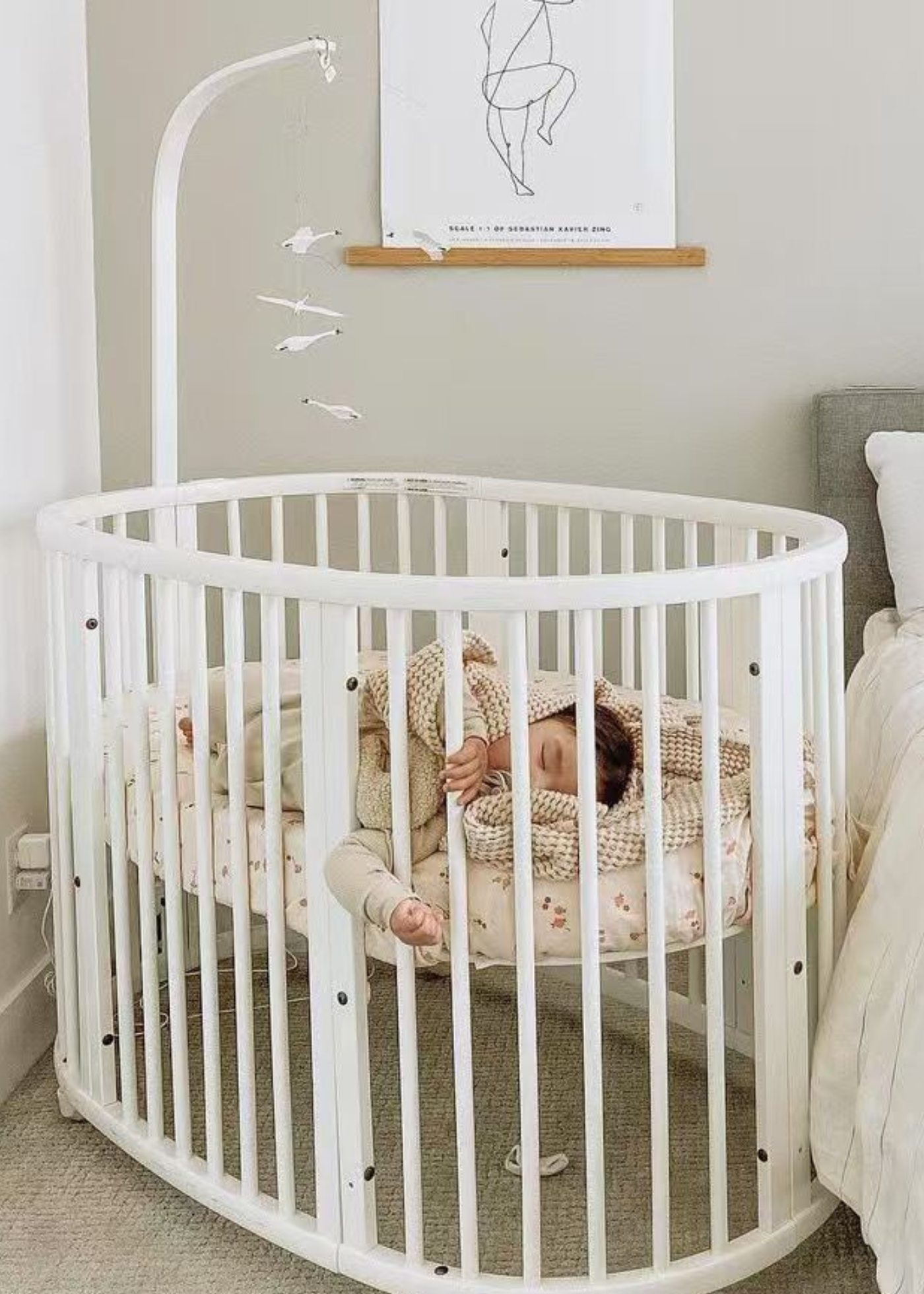 Suport din Lemn Alb Baldachin si Camera Video Bebe - Patut bare rotunde