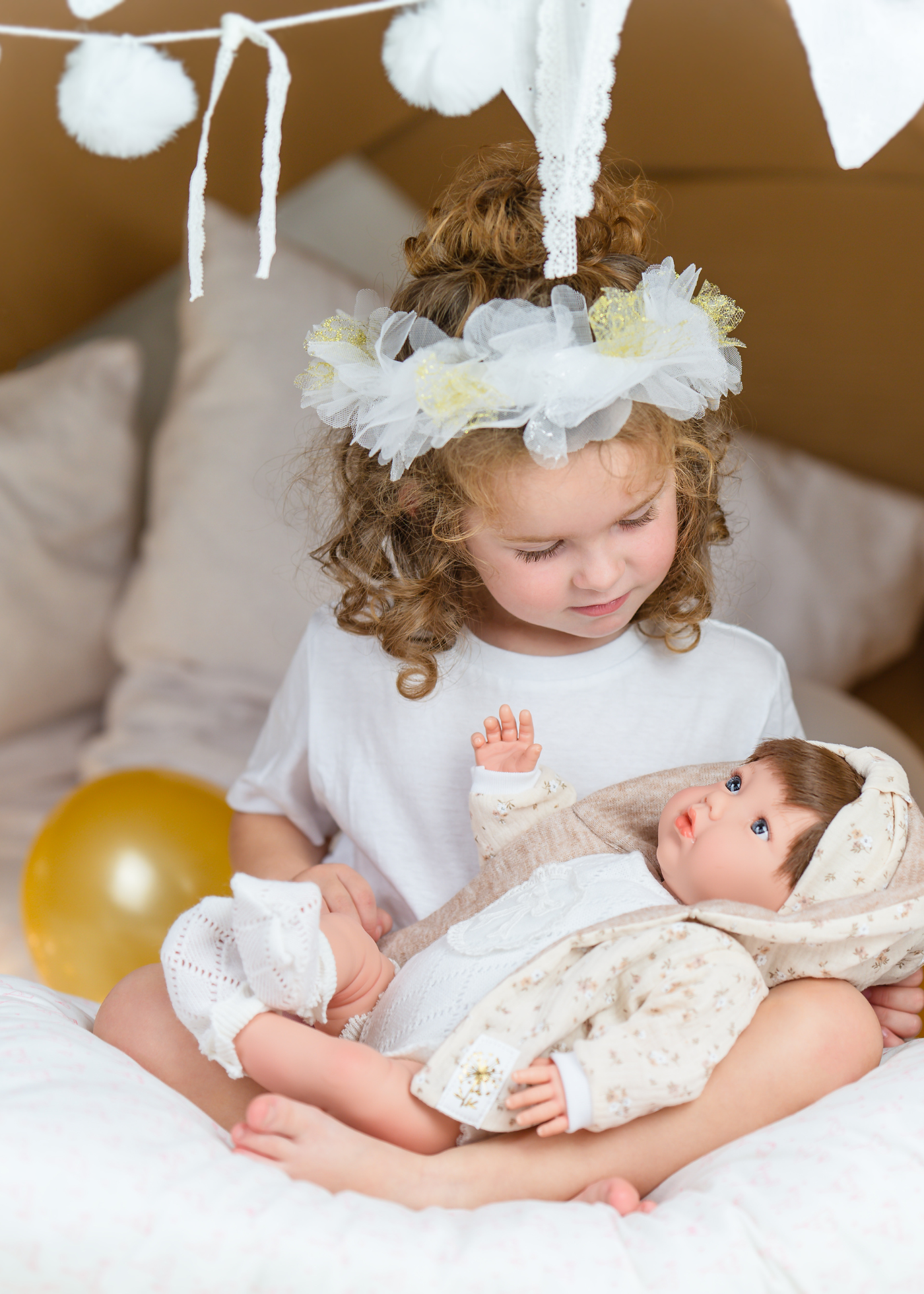 Reborn Alina Mouselline 45 cm, Corp Moale si Par Natural cu Salopeta Tricotata Alba si Jacheta cu Gluga Bej 3001 – Marina&Pau