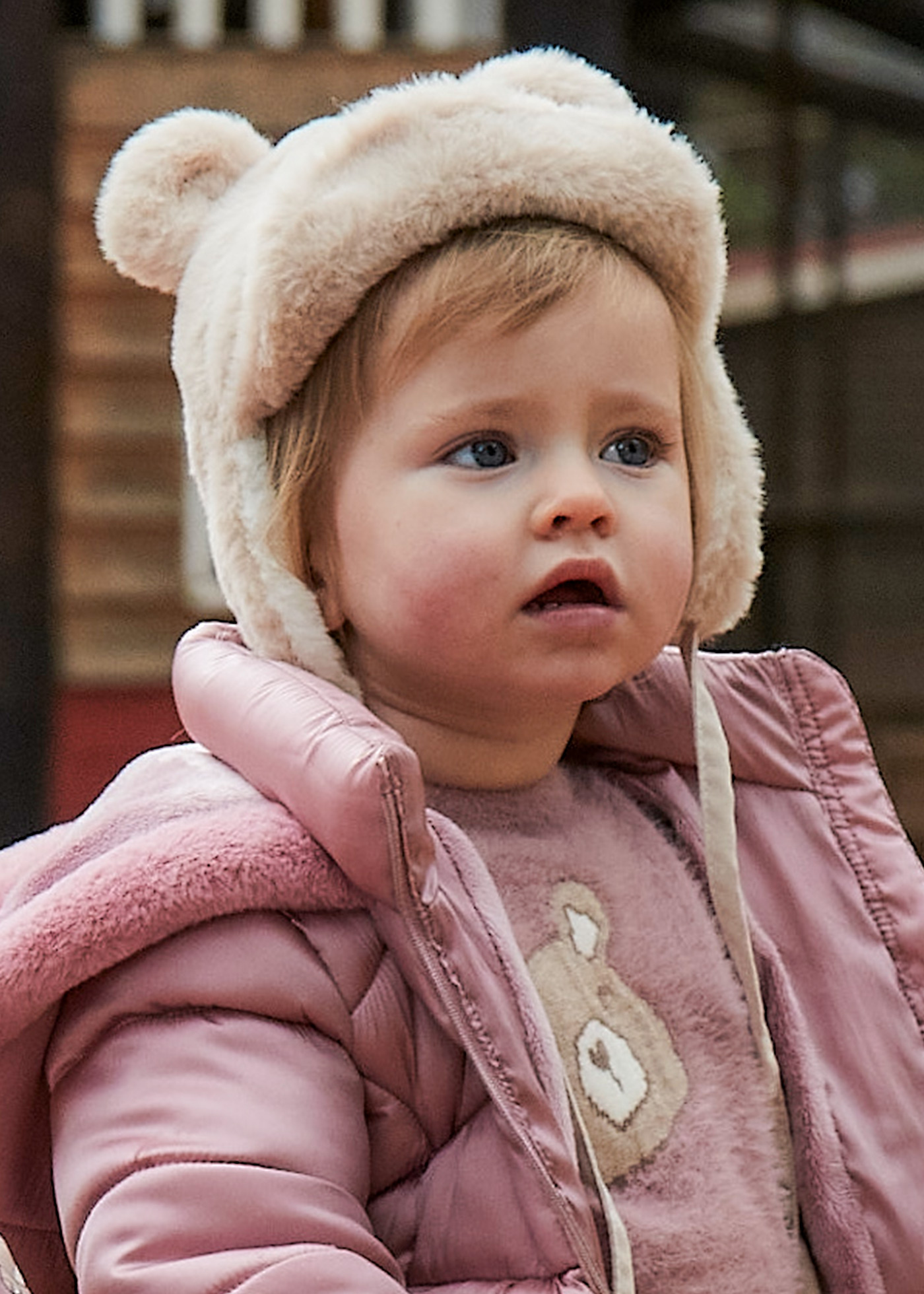 Set Caciula si Fular Blana Bej cu Urs 10020 Mayoral