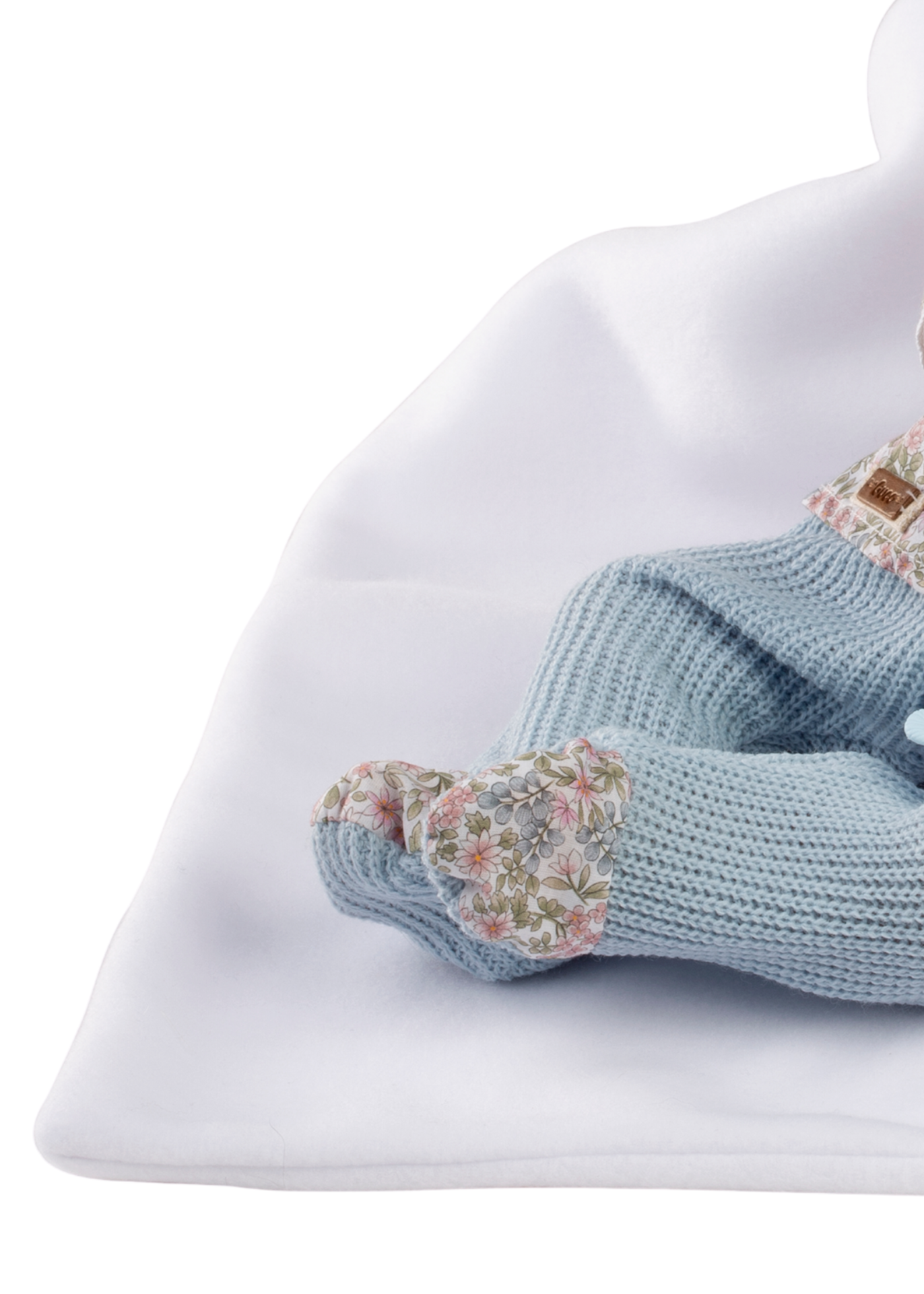 Papusa Quinn, 42 cm, Fara Par, Corp Vinil+Textil cu Pantaloni Bleu si Camasa Imprimeu Floral, Accesoriu Paturica Alba cu Urechi 847 Guca Munecas