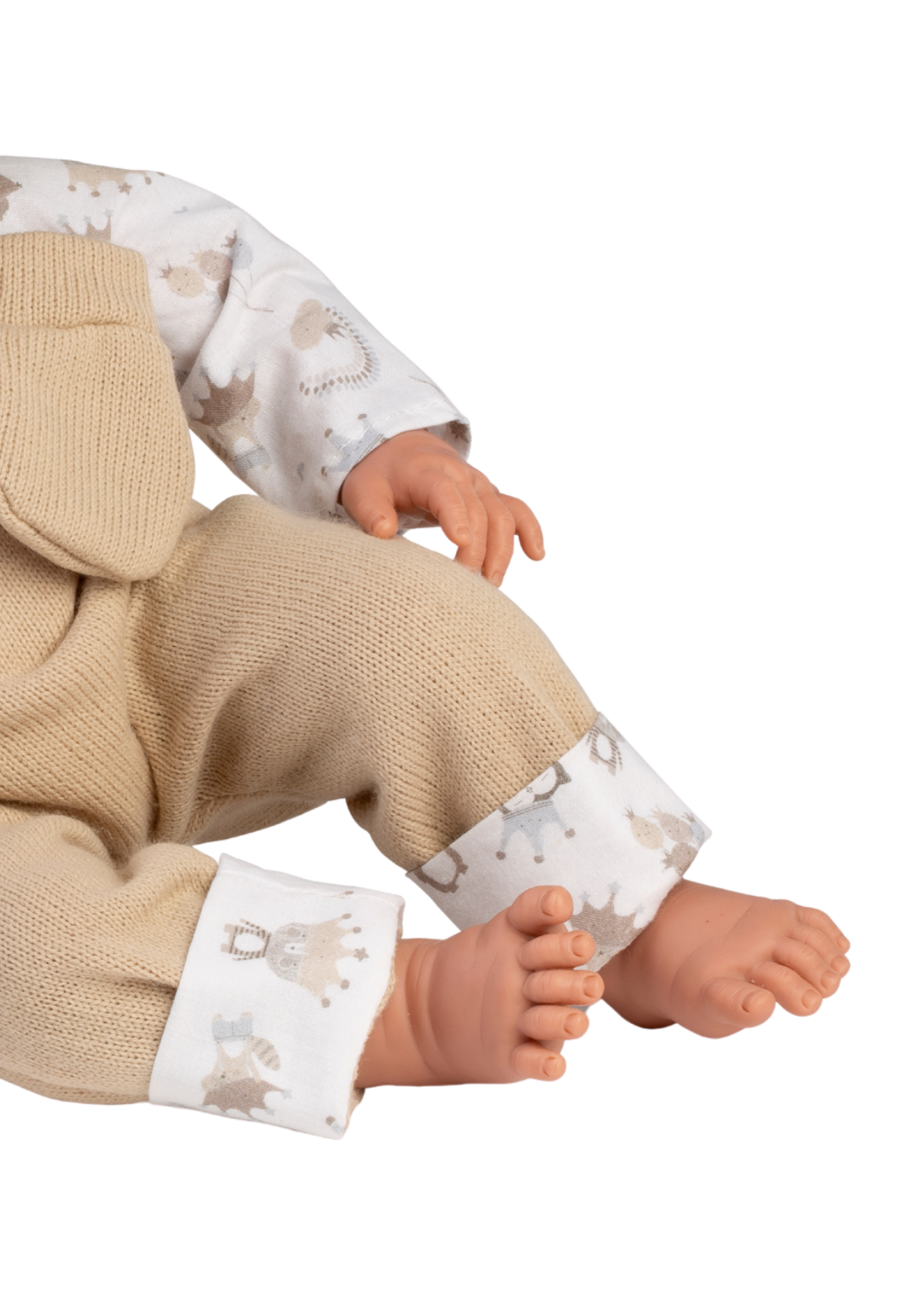 Papusa Oliver, 42 cm, Fara Par, Corp Vinil+Textil cu Salopeta Bej 845 – Guca Munecas