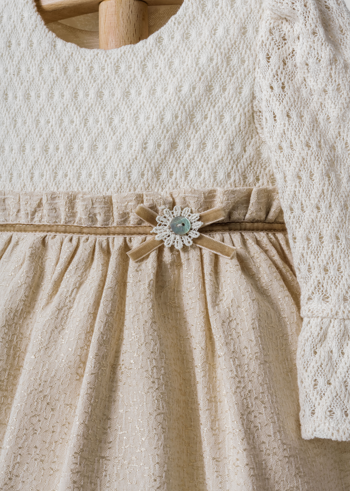 Rochie cu Mana Lunga Fusta Brocard Bej Bust Tricot 4406 MyMio