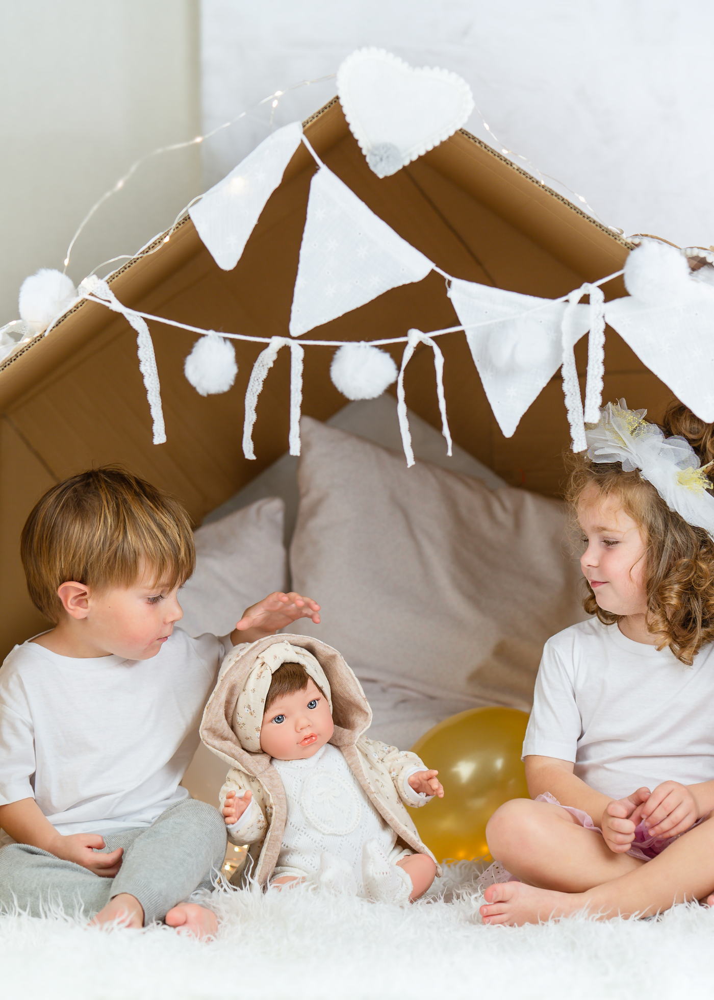 Reborn Alina Mouselline 45 cm, Corp Moale si Par Natural cu Salopeta Tricotata Alba si Jacheta cu Gluga Bej 3001 – Marina&Pau