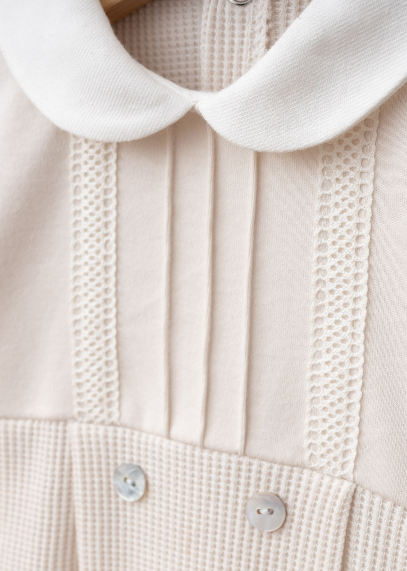 Salopeta Lunga Bumbac Gofrat Bej cu Guler Rotund Alb 4386 MyMio