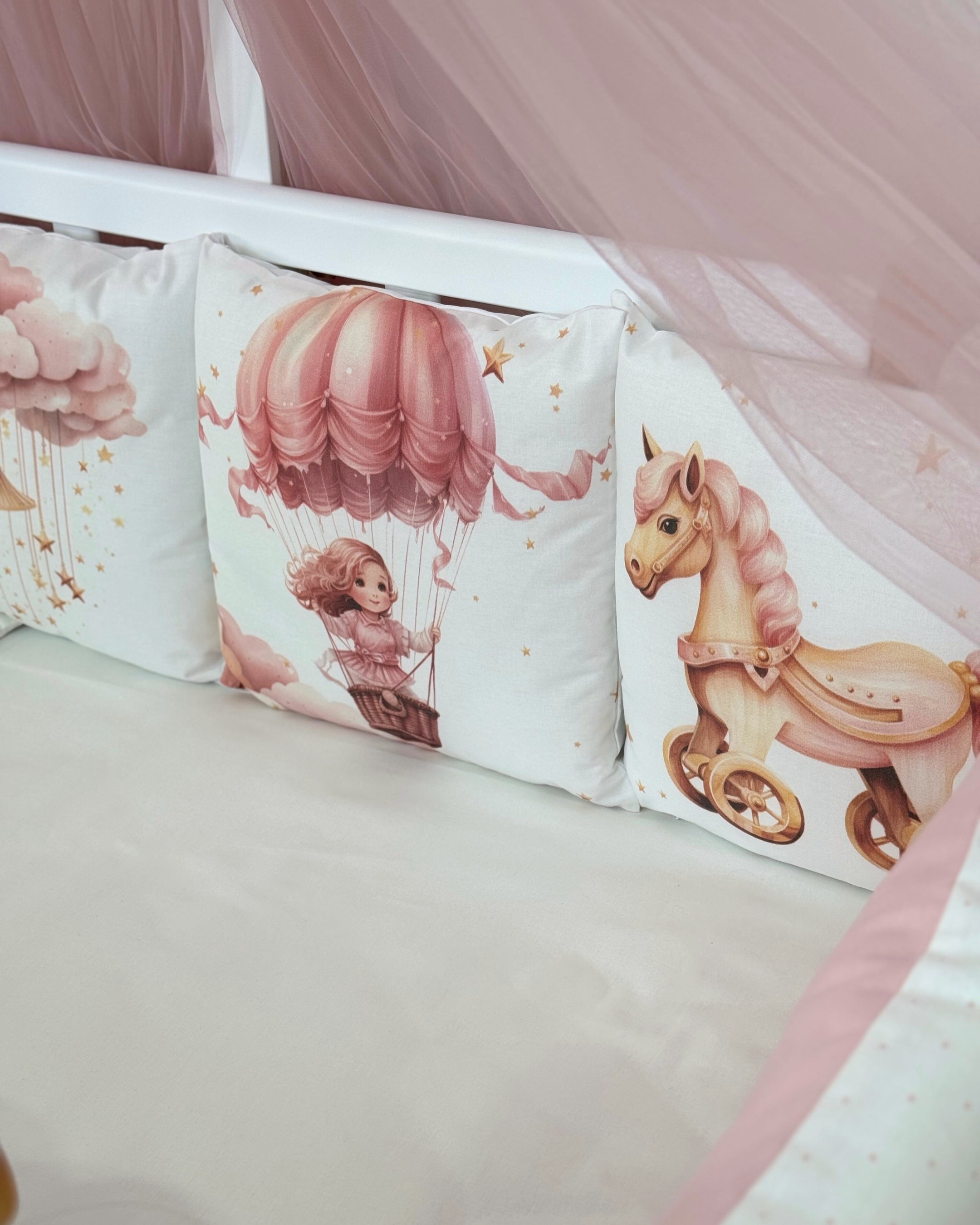 Set protectie pat si lenjerie patut 7 piese alba cu fetita in balon si norisori