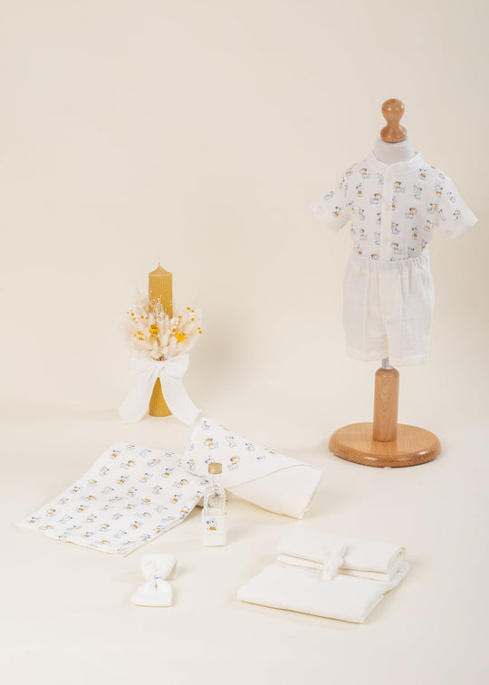 Set Botez 3 Piese, Costum Muselina Crem Cu Catei, Trusou si Lumanare Personalizat Botez AnneBebe