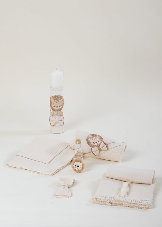 Set Botez Leu Brodat (Hector si Enzo) 2 Piese Lumanare si Trusou Personalizat Botez AnneBebe