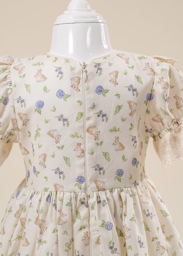 Rochita Imprimeu Iepurasi Si Dantela Crem AnneBebe