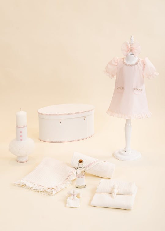 Set Botez Cosmina 4 Piese Rochita, Trusou, Lumanare si Cufar Personalizat Botez AnneBebe