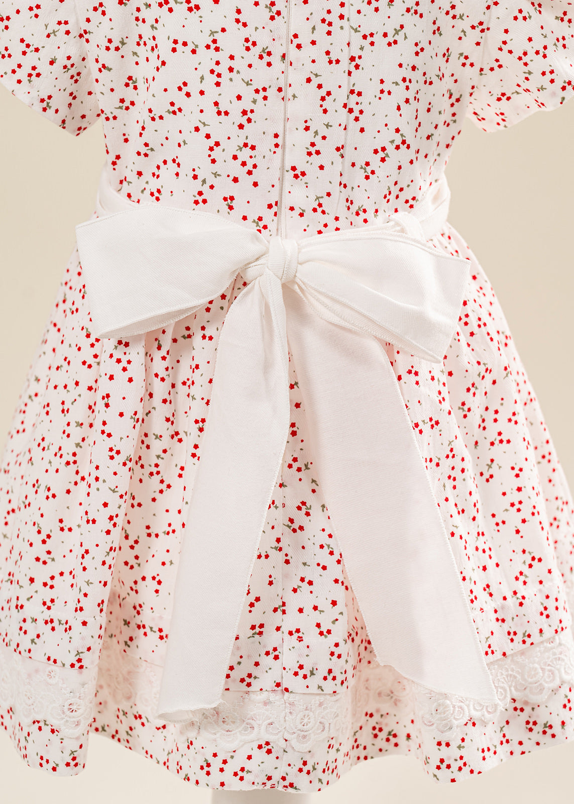 Rochita Crem Clarissa Imprimeu Stelute Rosii Si Volanas Dantela AnneBebe