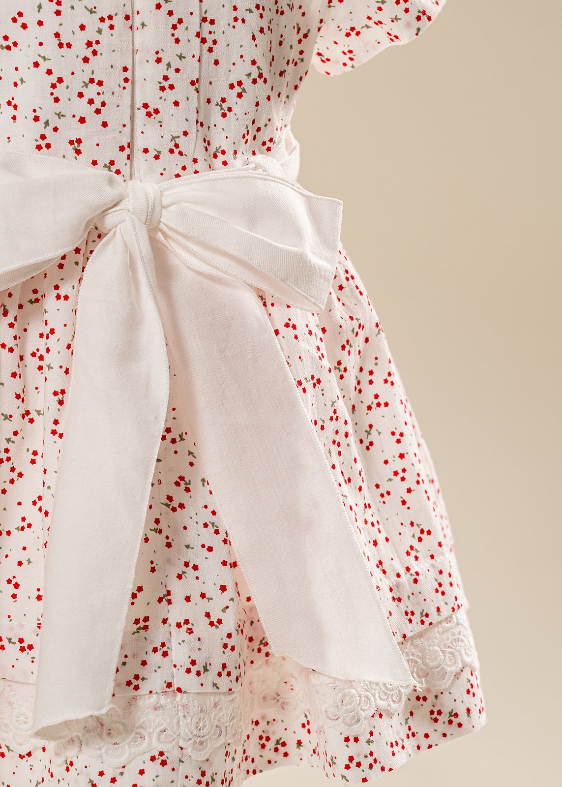 Rochita Crem Clarissa Imprimeu Stelute Rosii Si Volanas Dantela AnneBebe