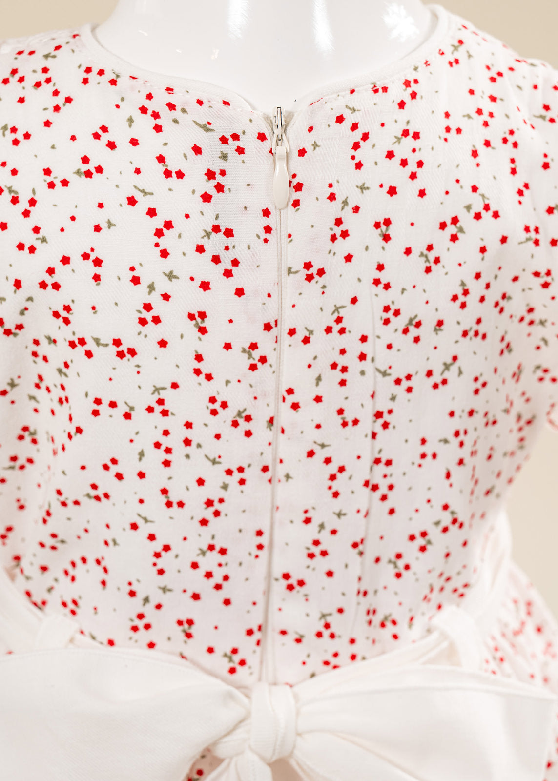 Rochita Crem Clarissa Imprimeu Stelute Rosii Si Volanas Dantela AnneBebe