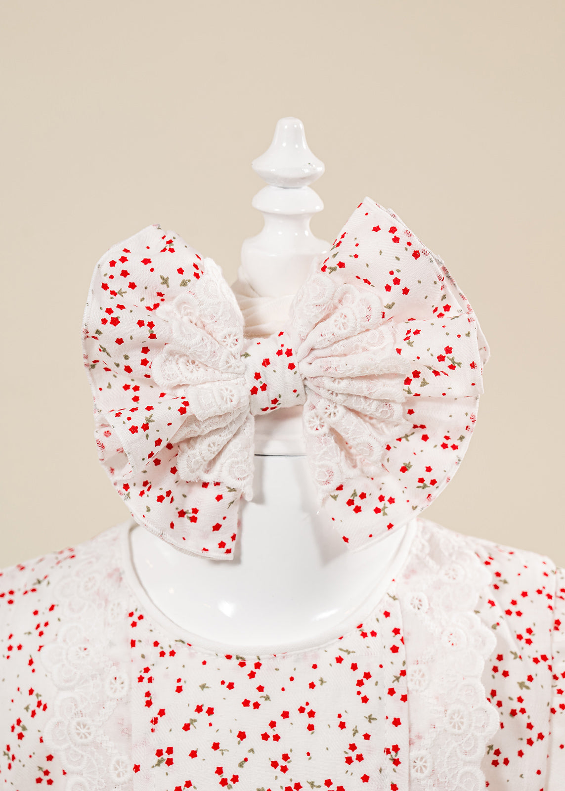 Rochita Crem Clarissa Imprimeu Stelute Rosii Si Volanas Dantela AnneBebe