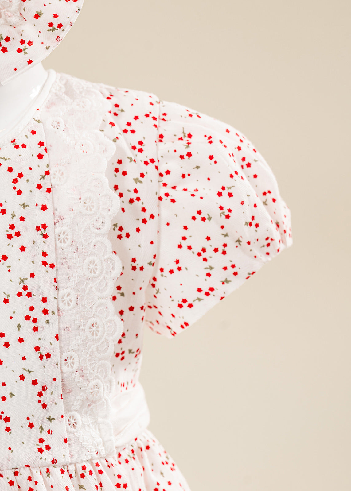 Rochita Crem Clarissa Imprimeu Stelute Rosii Si Volanas Dantela AnneBebe