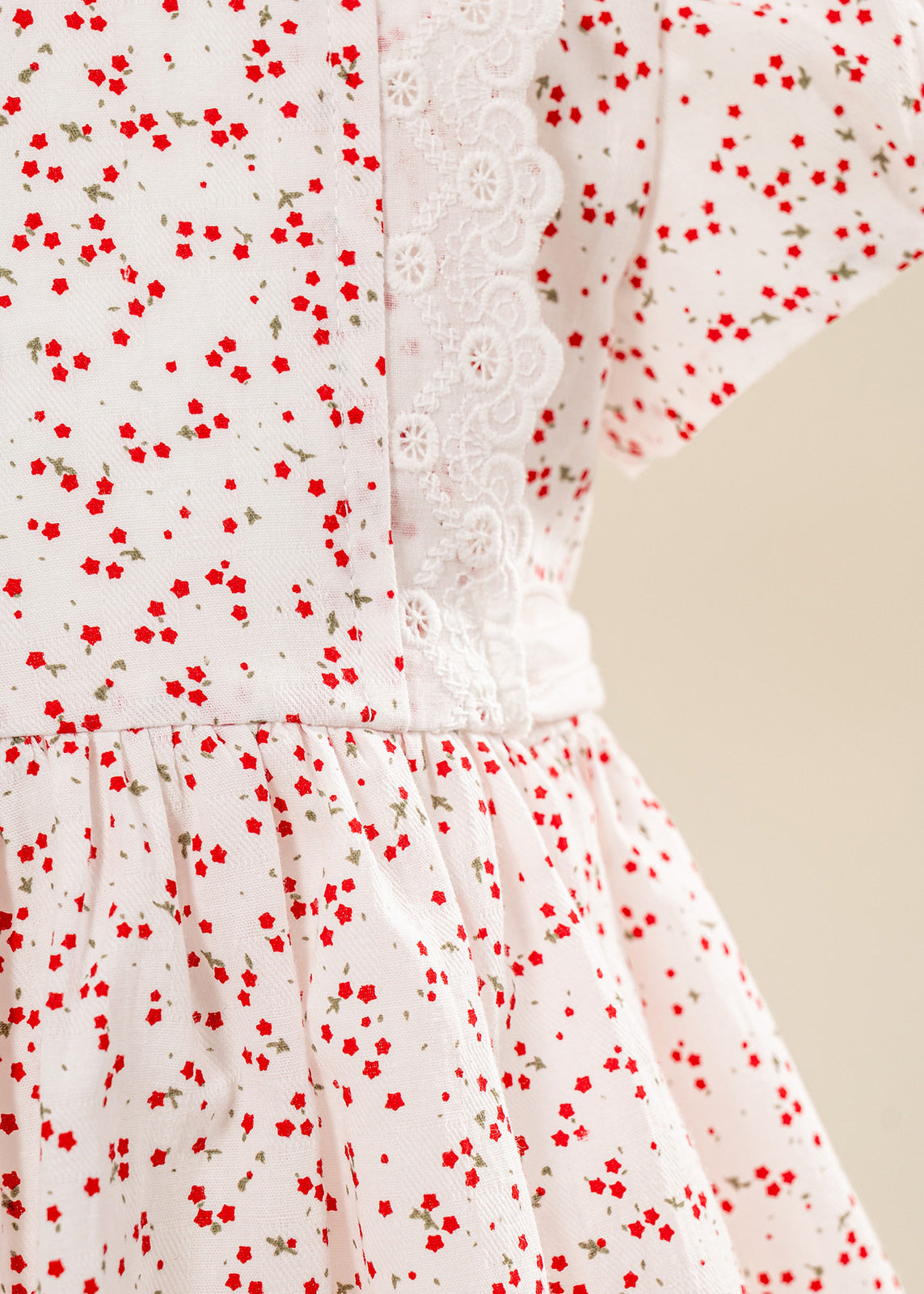 Rochita Crem Clarissa Imprimeu Stelute Rosii Si Volanas Dantela AnneBebe