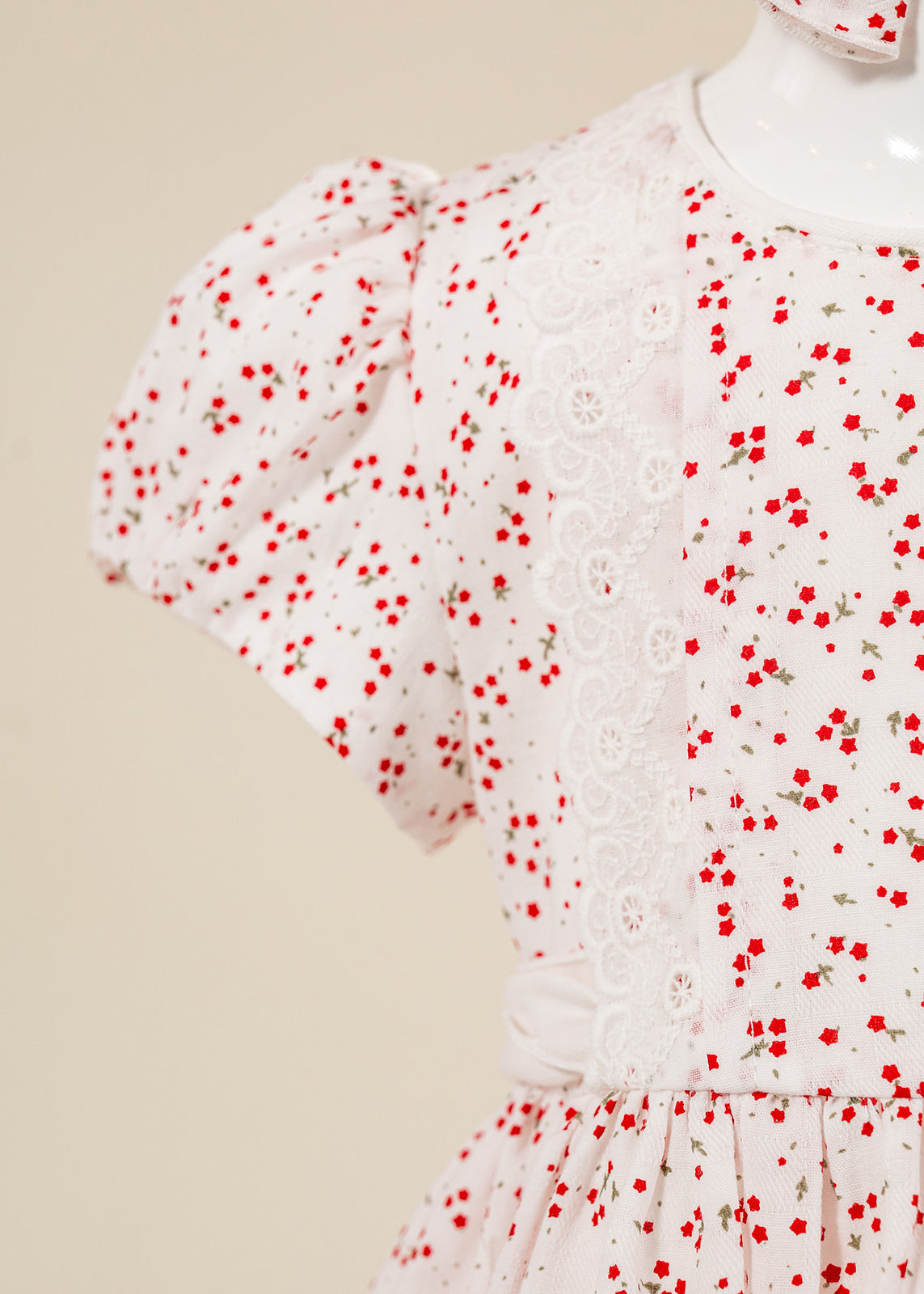 Rochita Crem Clarissa Imprimeu Stelute Rosii Si Volanas Dantela AnneBebe