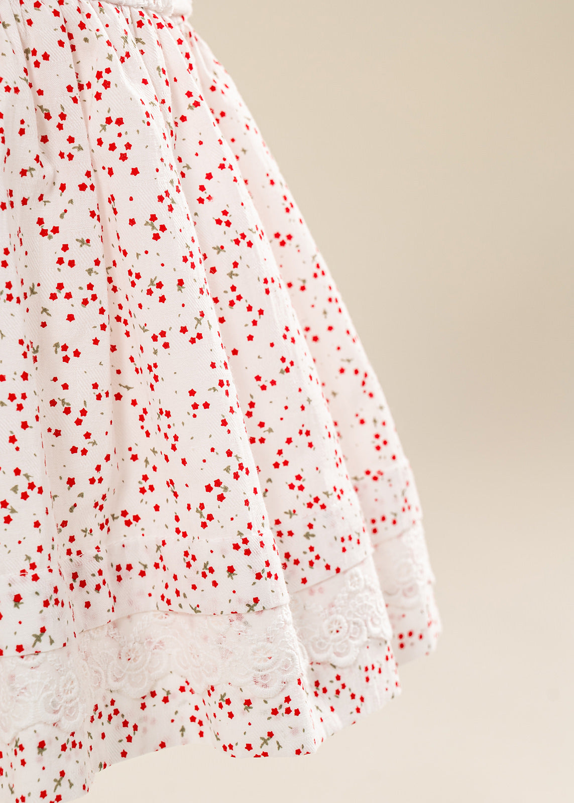 Rochita Crem Clarissa Imprimeu Stelute Rosii Si Volanas Dantela AnneBebe