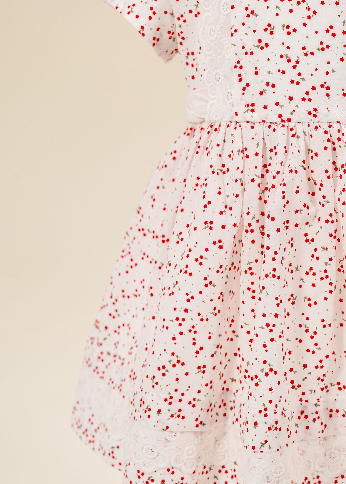 Rochita Crem Clarissa Imprimeu Stelute Rosii Si Volanas Dantela AnneBebe