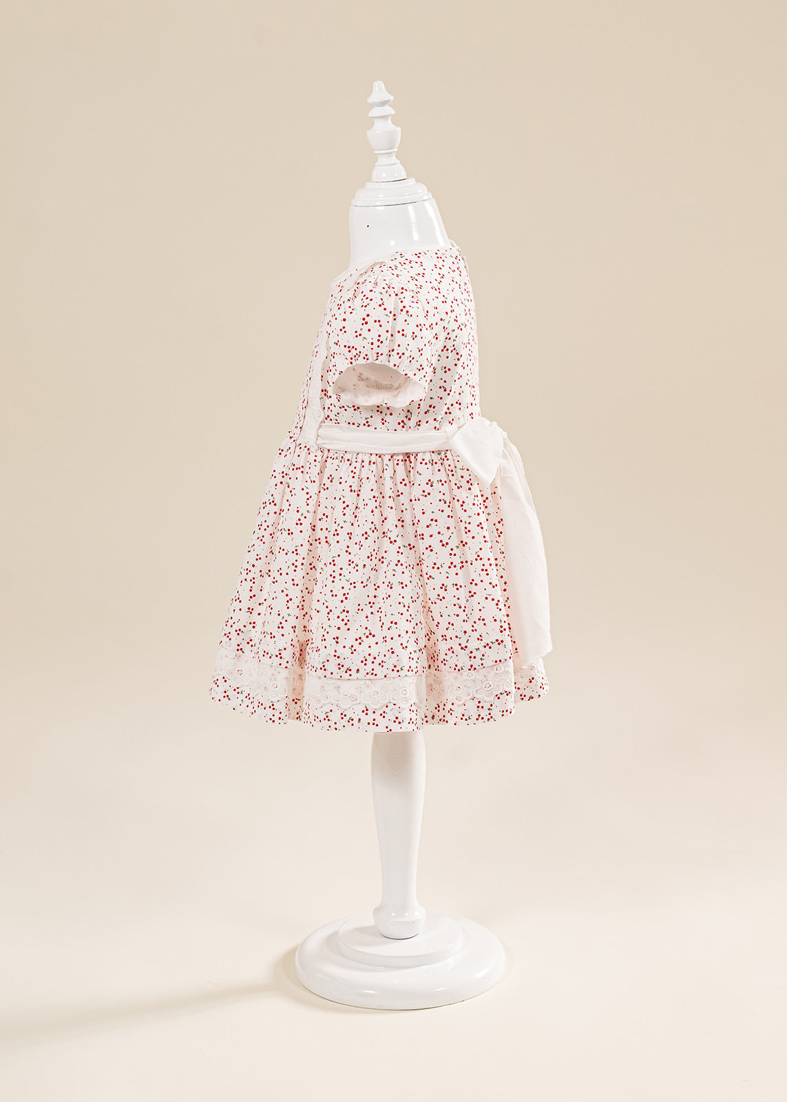 Rochita Crem Clarissa Imprimeu Stelute Rosii Si Volanas Dantela AnneBebe