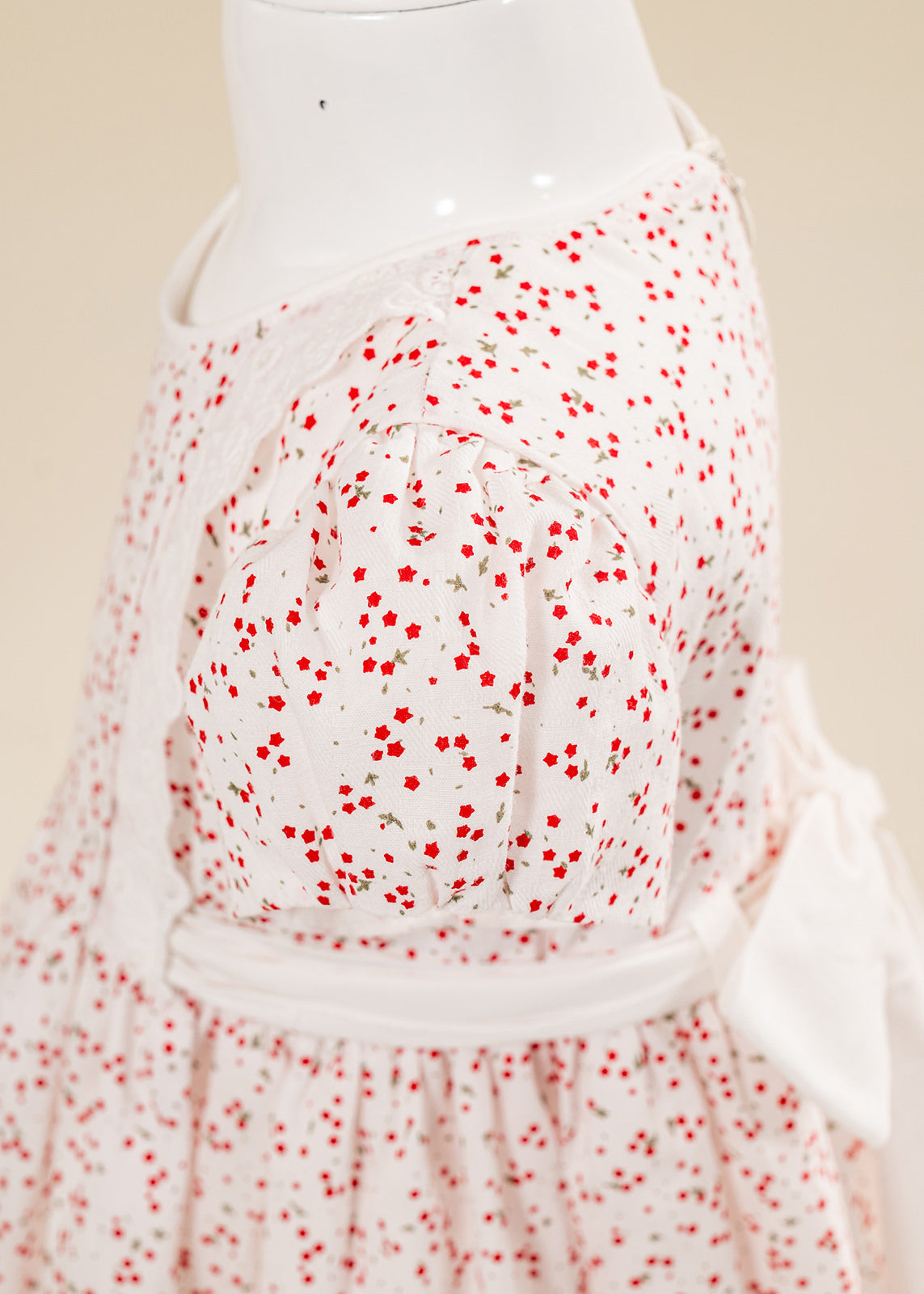 Rochita Crem Clarissa Imprimeu Stelute Rosii Si Volanas Dantela AnneBebe