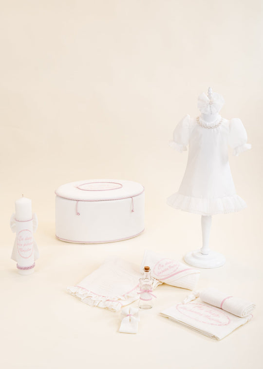 Set Botez Claudia 4 Piese, Rochita, Trusou, Lumanare si Cufar Personalizat Botez AnneBebe